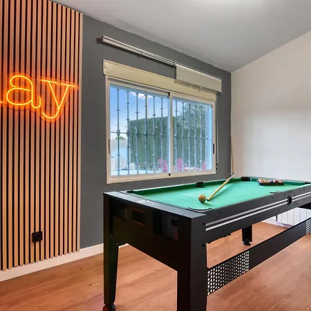 Elia, Cinema, Gym, Kidsroom, Pool & Bbq Villa *