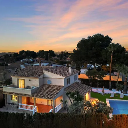 Elia, Cinema, Gym, Kidsroom, Pool & Bbq Villa *